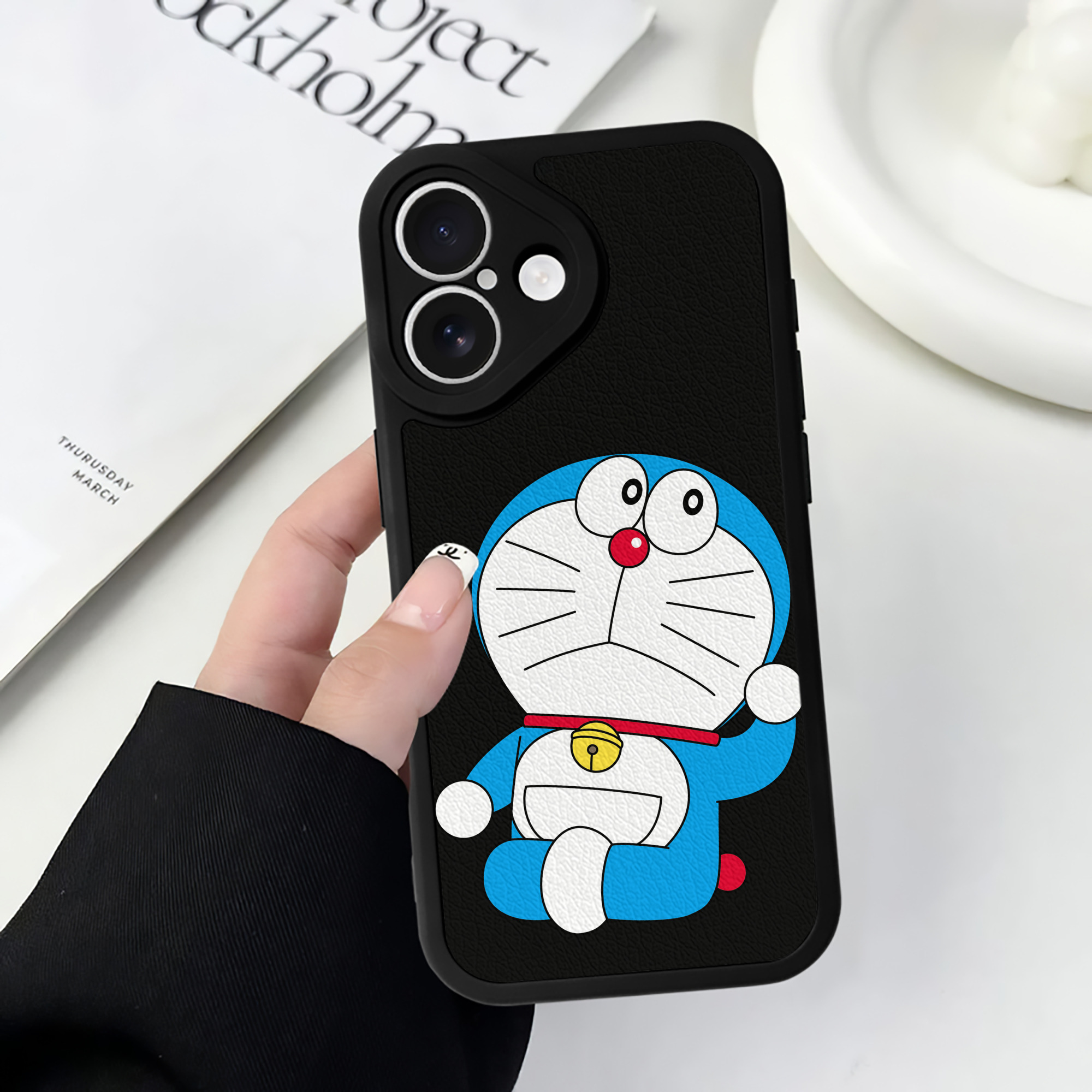 （画像用） ドラえもん Doraemon 【iPhone 16シリーズ対応】シリコンスマホケース（レザー調） 材質：シリコン